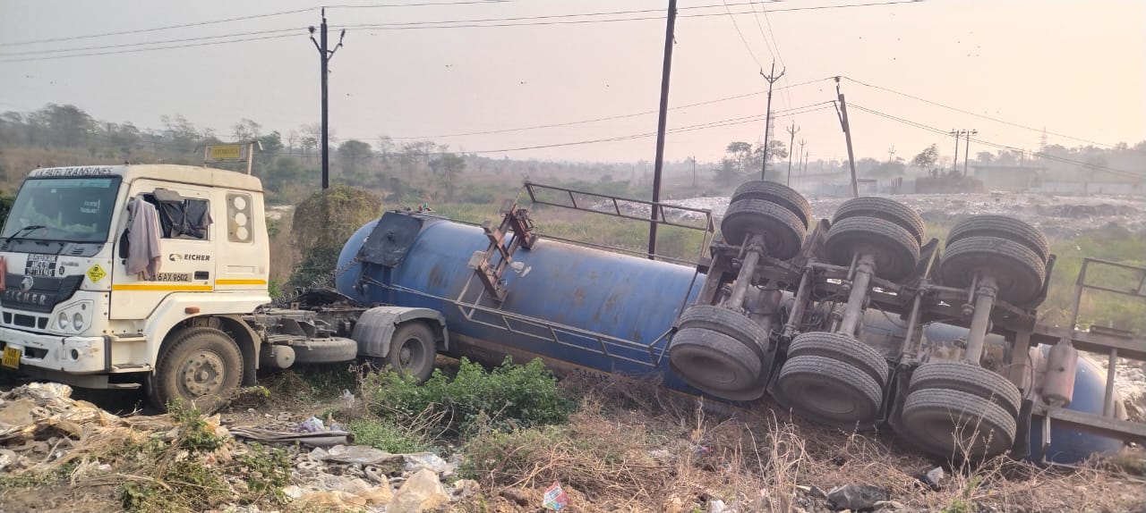 Ammonia chemicals overturned in the Meghnagar industrial area, a major accident was averted.