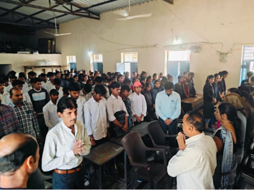 An emotional tribute was paid to the late teacher Anil Khandelwal on the Rambhapur school campus by remembering him