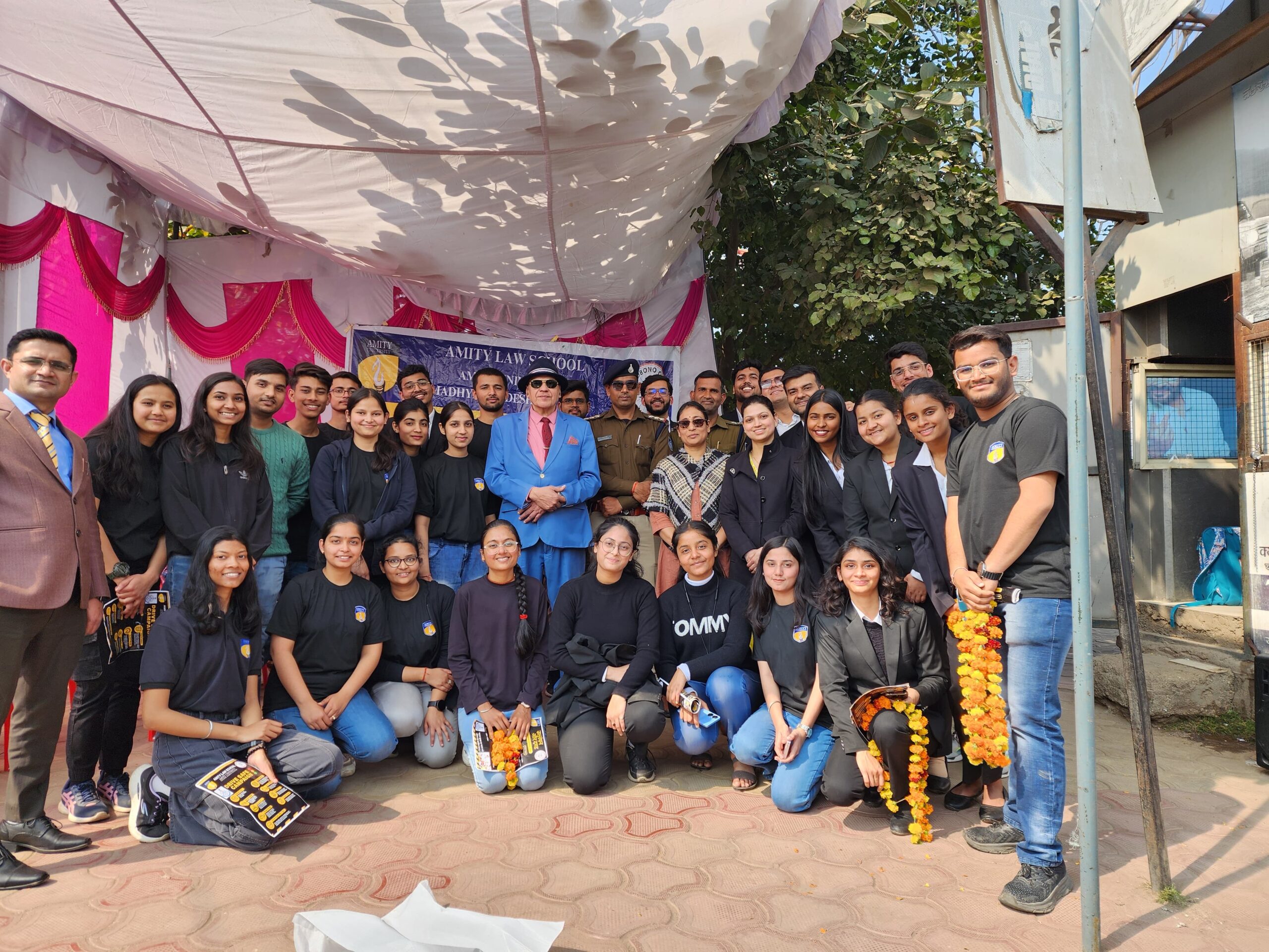 Traffic awareness campaign was organized at Gole Ka Mandir intersection by Traffic Police Gwalior in collaboration with students of Amity Law School