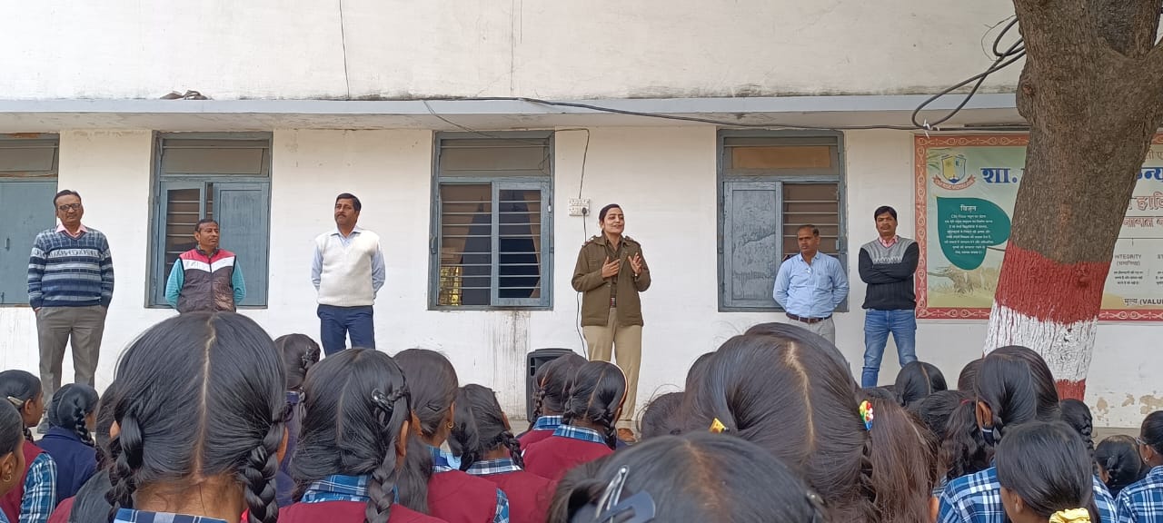 Gwalior Police Women Awareness Campaign Nirbhaya Mobile Team Educates Students on Crime Prevention