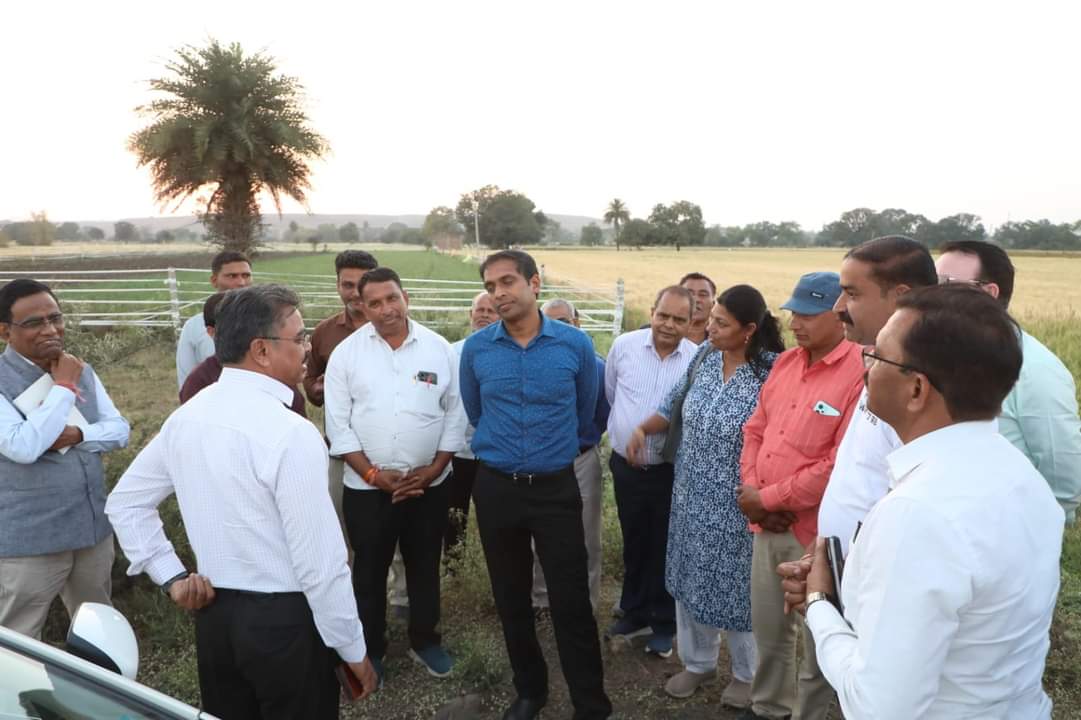 Additional Chief Secretary Mr. Ashok Varnwal and Collector Mr. Ashish Singh reached the farmers’ fields and saw the farming innovations being done by the farmers