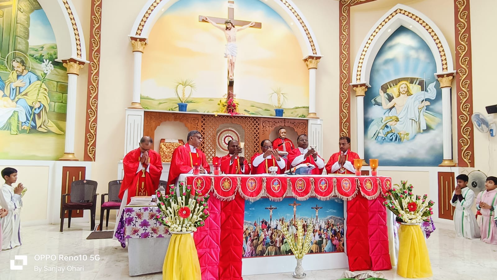 People took out a procession on Palm Sunday with palm branches in their hands.