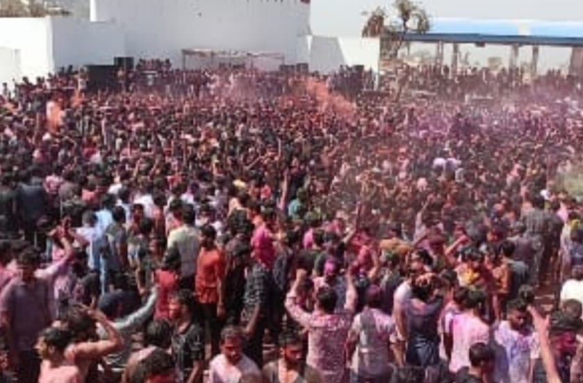 The crowd of people of faith gathered at Pushkar’s International Holi Festival, breaking the record.