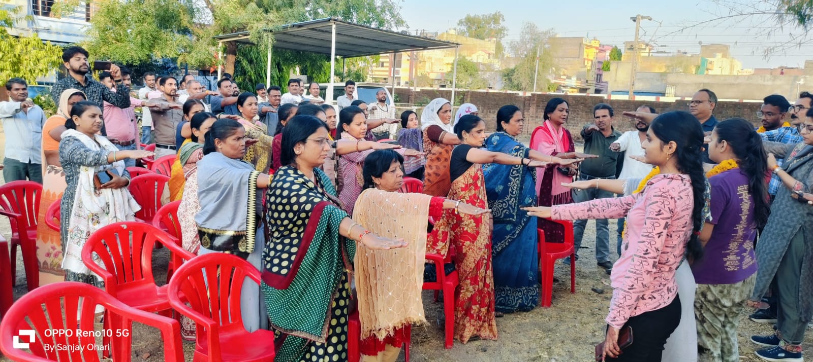 Sub-divisional officer Meghnagar welcomed the new voters with garlands.