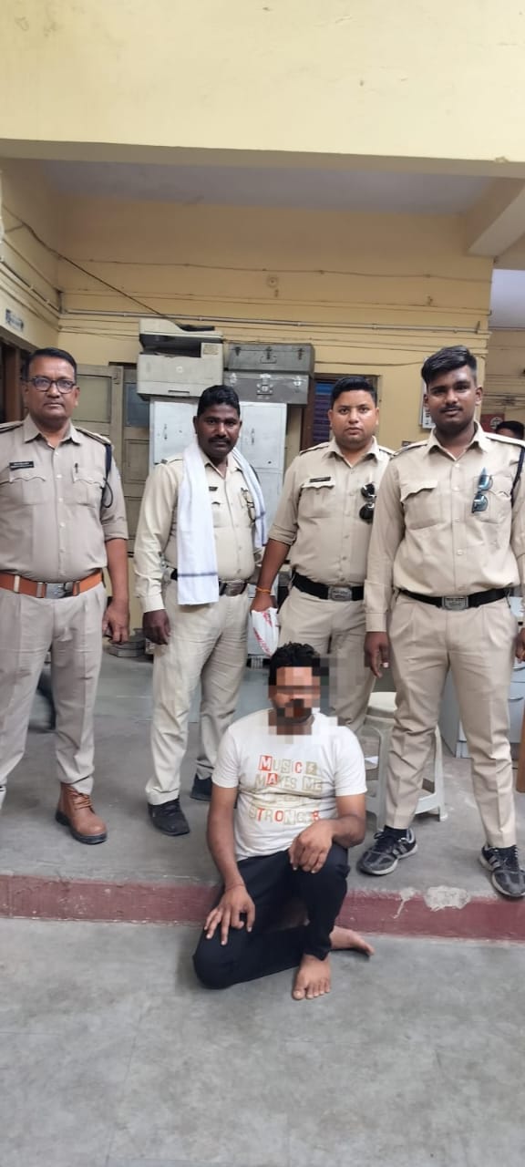 Mahakal police station arrested the District Badar criminal.