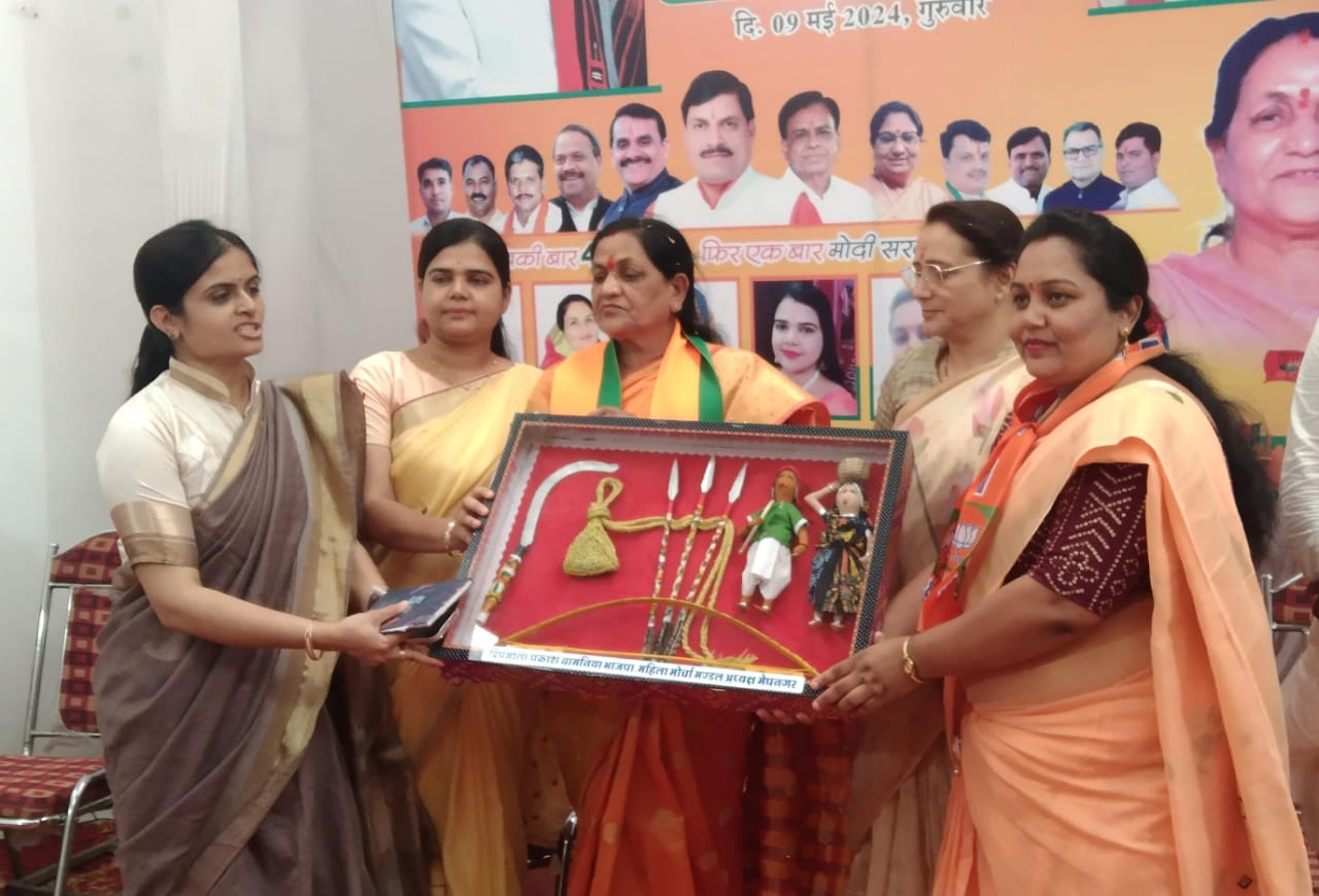 State President of BJP Mahila Morcha received a grand welcome on her arrival in Meghnagar.