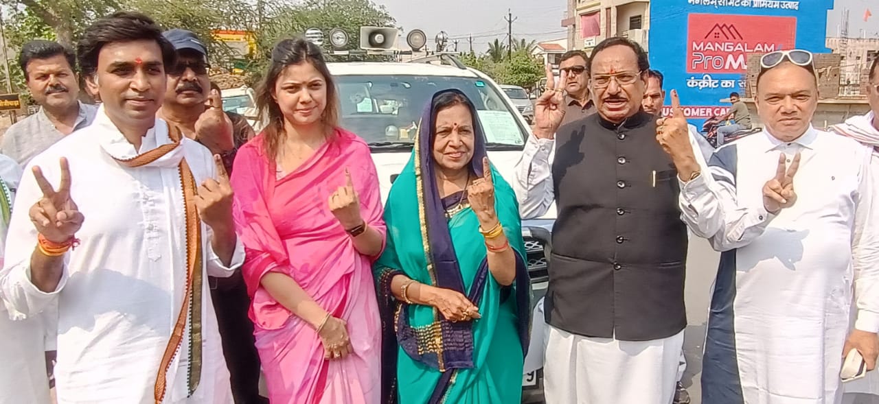 Congress candidate Kantilal Bhuria voted with his family.