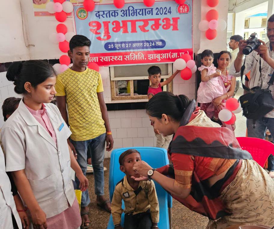 Municipal President Jhabua inaugurated the Dastak Abhiyan by giving Vitamin A to the children