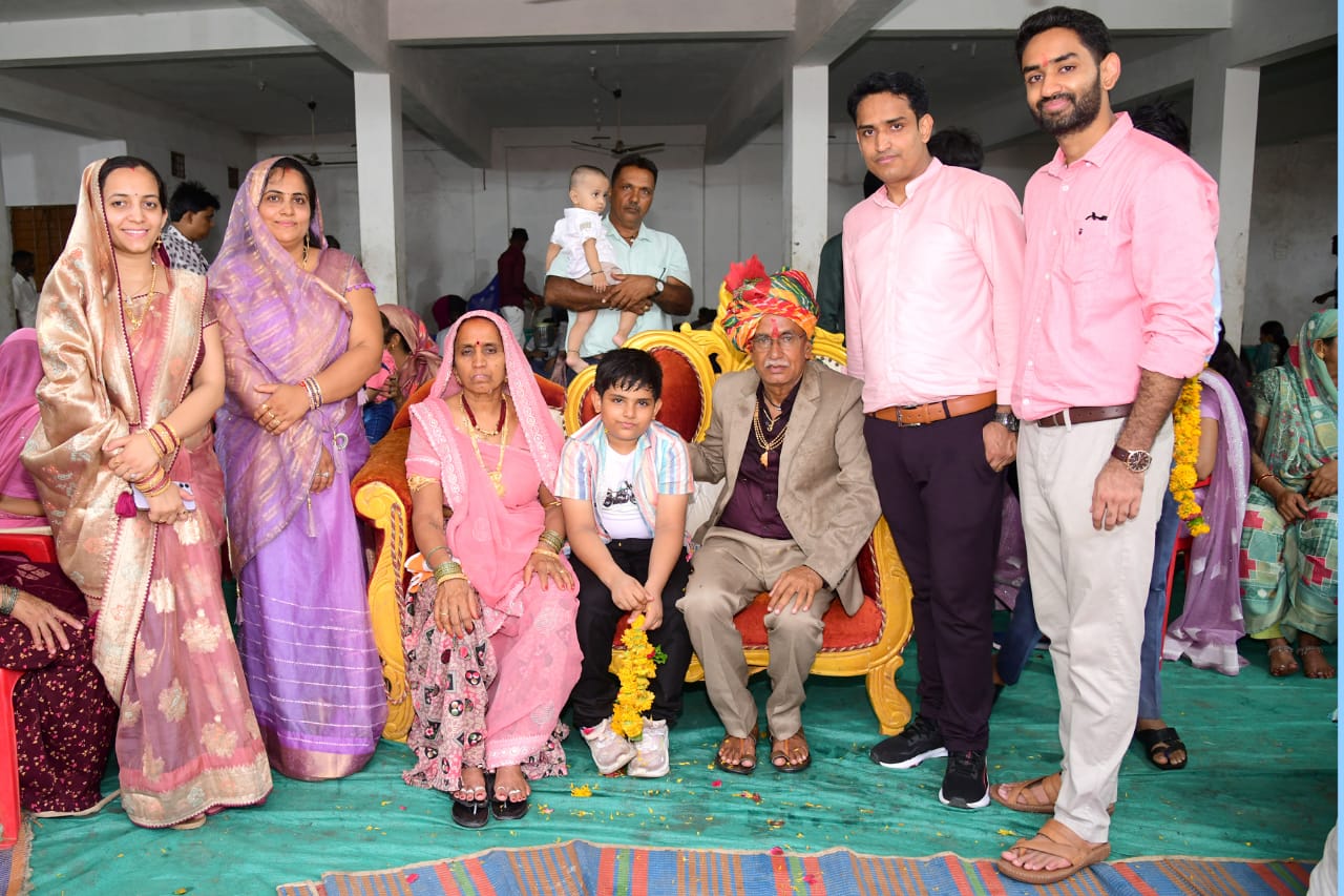 Secretaries and respected people felicitated accountant Kanthalia of Janpad Panchayat Meghnagar on his retirement. Family members felicitated him with drums in his native village Rambhapur.