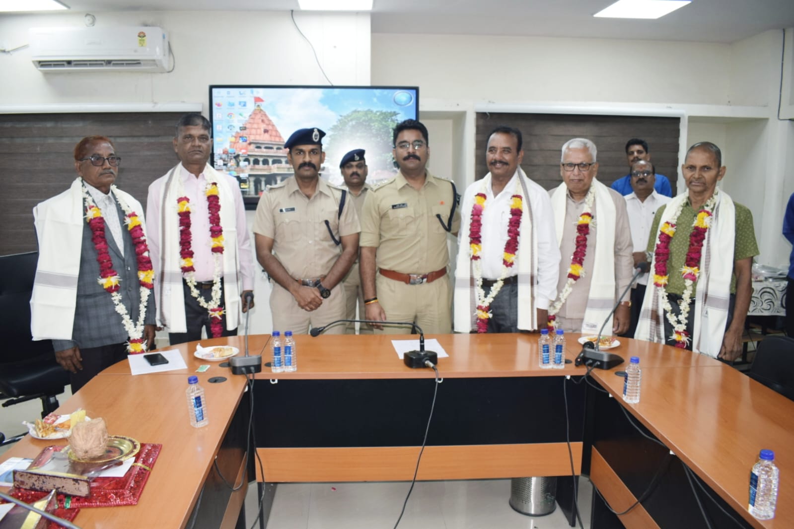 Ujjain Police – Date 01.07.24 | Superintendent of Police honored 06 retiring police officers/employees by giving them mementos.