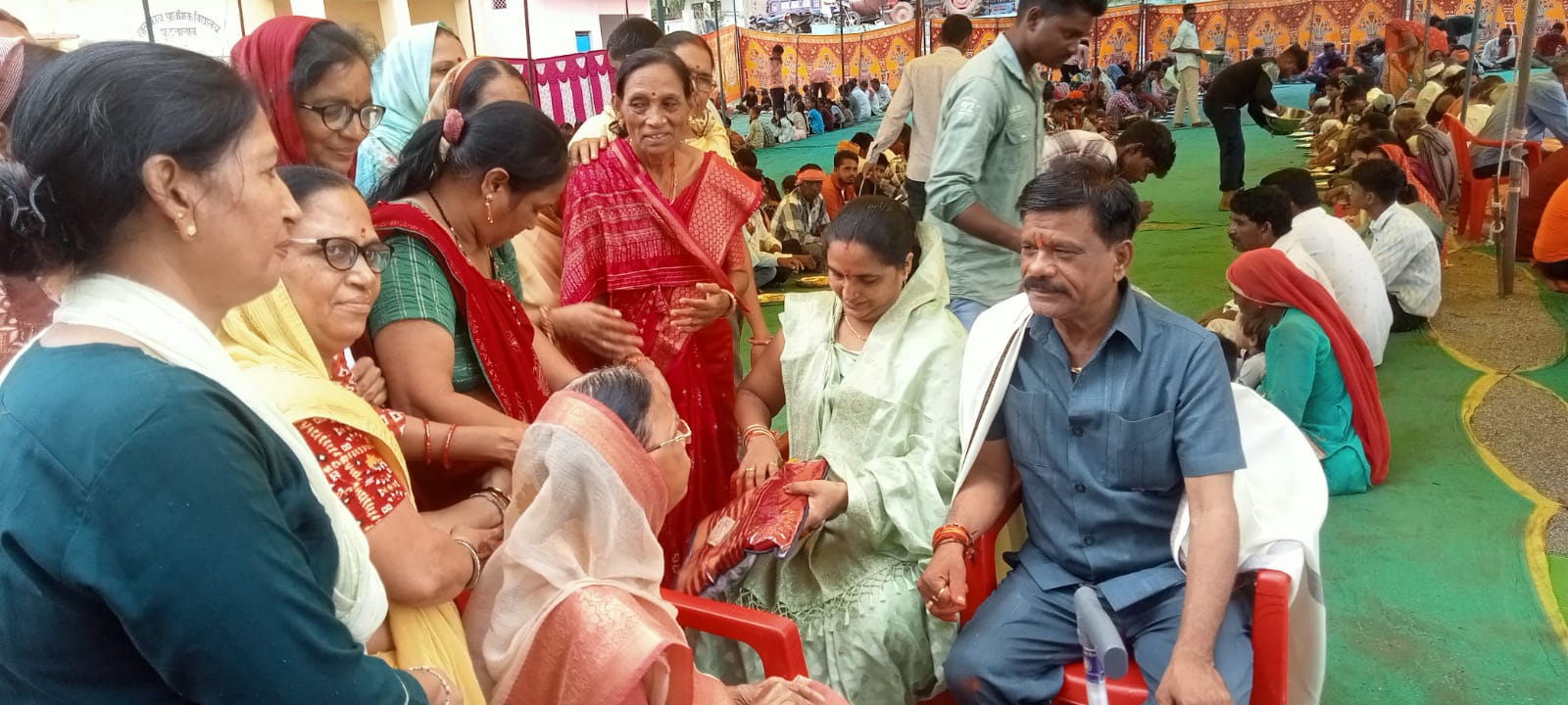 Social worker Mrs. Seema Jain and the Jain family were honored by Shri Ganesh Mahila Mandal.