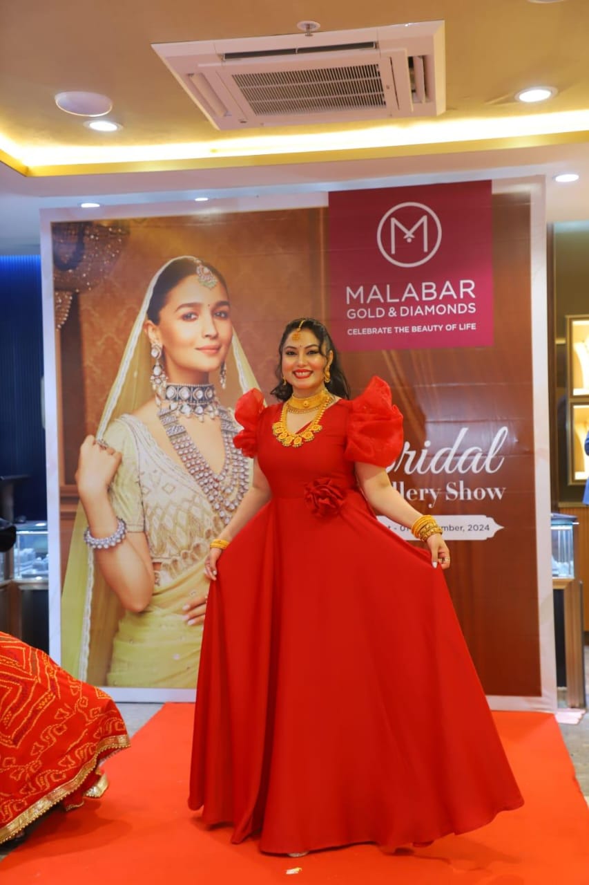 Actress Sarika Dixit walked the ramp wearing bridal jewelry.