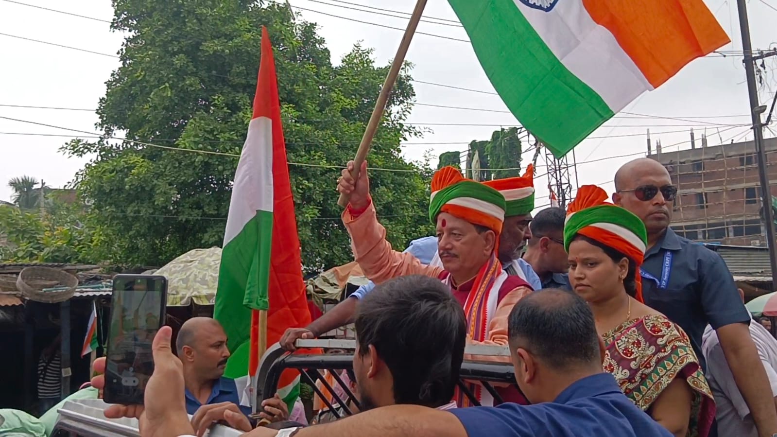 BJP workers took out a huge tricolor yatra.