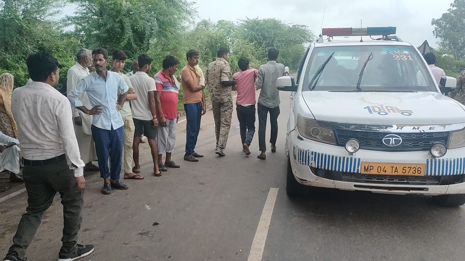 Two women and 04 men were injured due to a collision between a car and a motorcycle in the Behat Thana area of ​​Gwalior, Dial-100 took them to the hospital