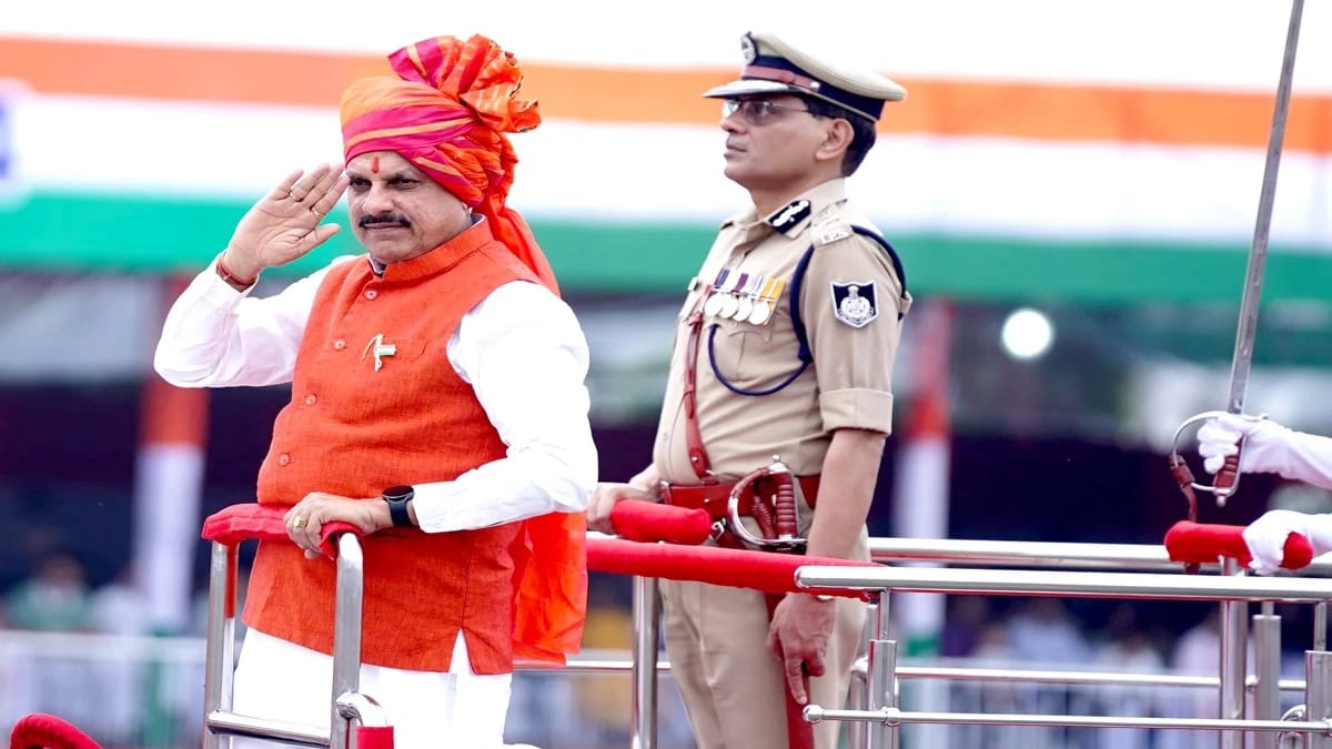 Chief Minister Dr. Mohan Yadav hoisted the flag in Bhopal, announced employment to more than 17 thousand youth, and distributed bravery medals.