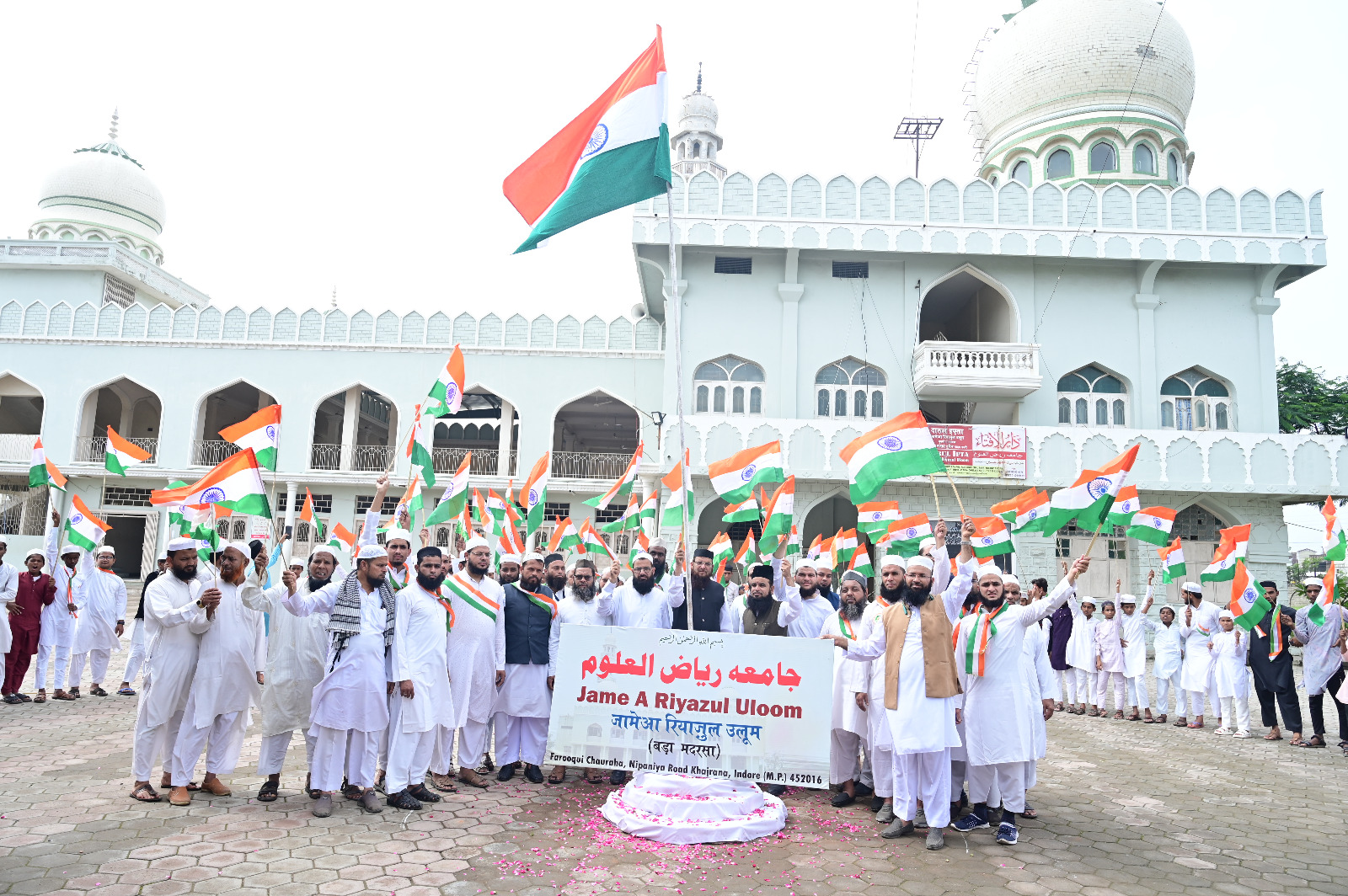 Flag hoisting took place at Jamia Riyazul Uloom in Khajrana.