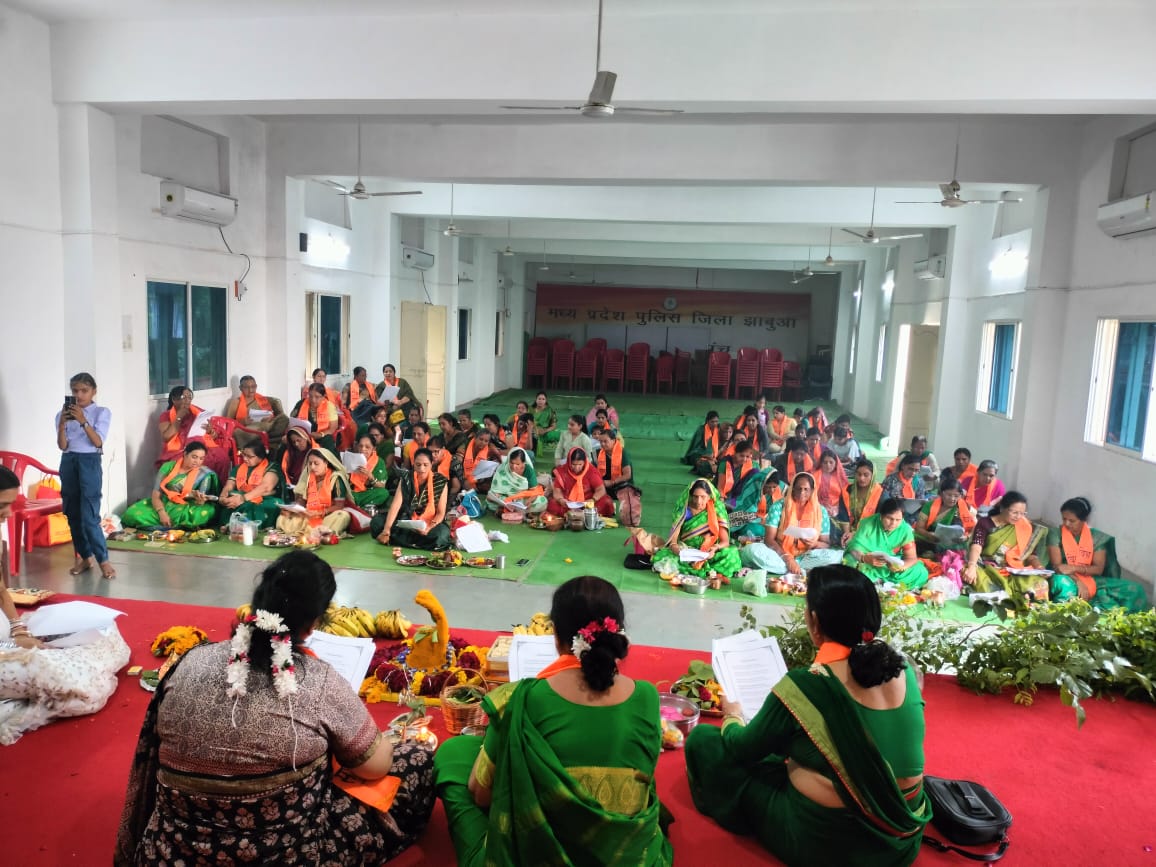 The grand program of Vishwa Mangalya Sabha concluded with collective Shiv Aarati and Maha Aarti.