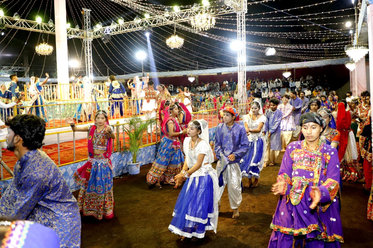 Suresh Chand Jain honored the rural girls who came to play Garba and expressed his gratitude to the city's journalists - photo 2
