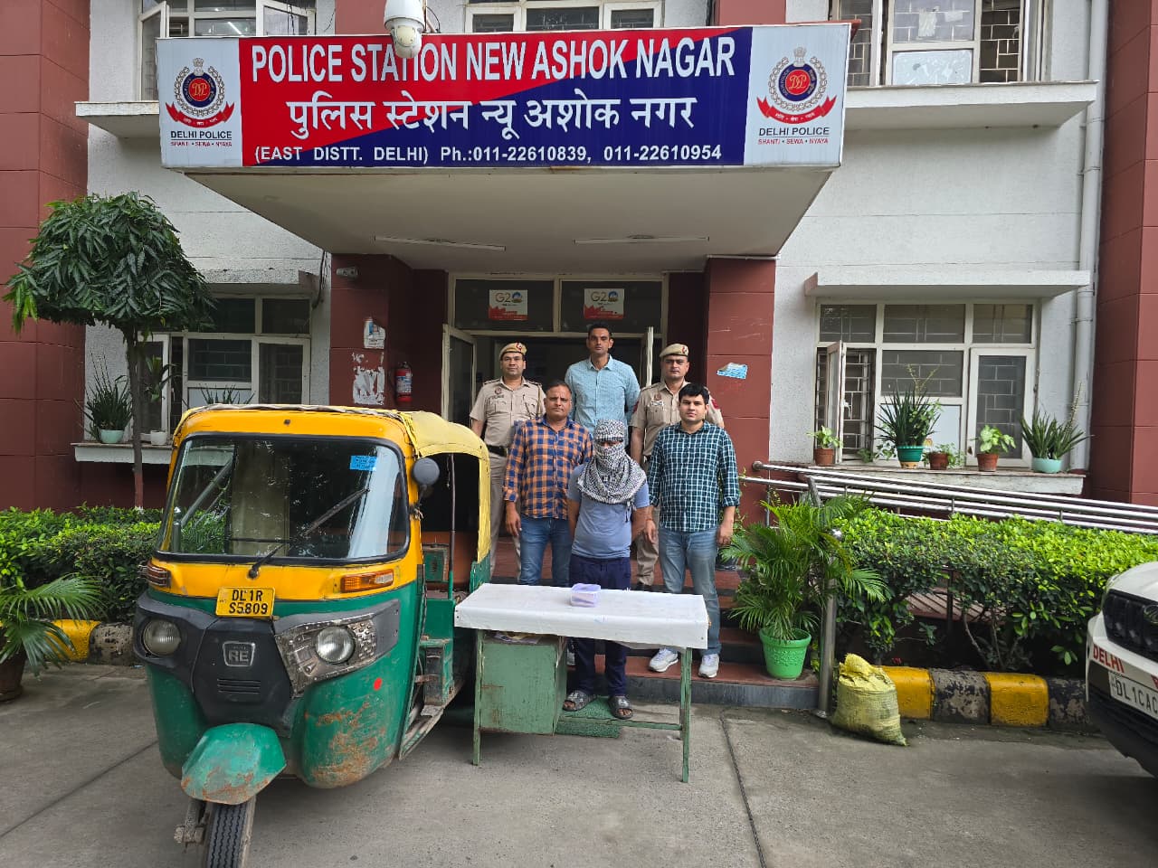 ONE DESPERATE ROBBER WHO IS PREVIOUSLY INVOLVED IN A MURDER CASE & MULTIPLE HEINOUS CASES ARRESTED BY THE STAFF OF PS NEW ASHOK NAGAR