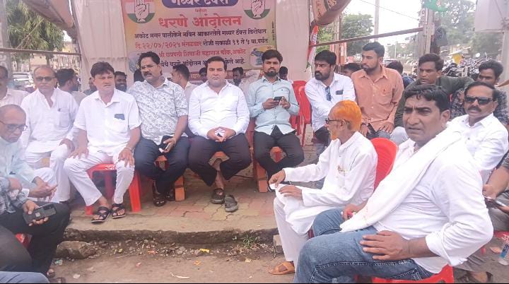 Akot Congress' Dharna Movement on House Tax