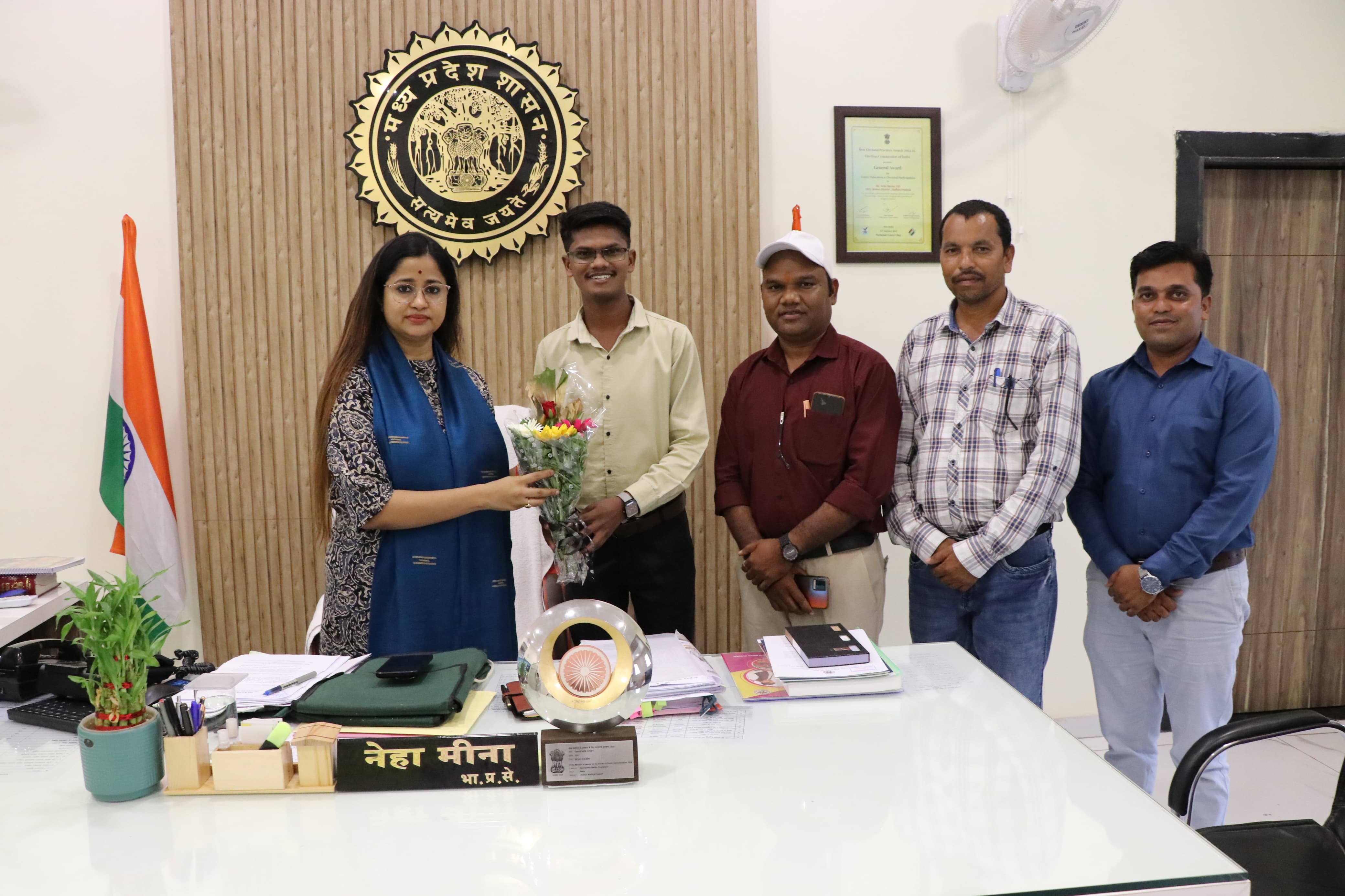 Collector gifts on the post of Assistant Professor, best wishes*The son of Jhabua district found the post of Assistant Professor in MPPSC Examination