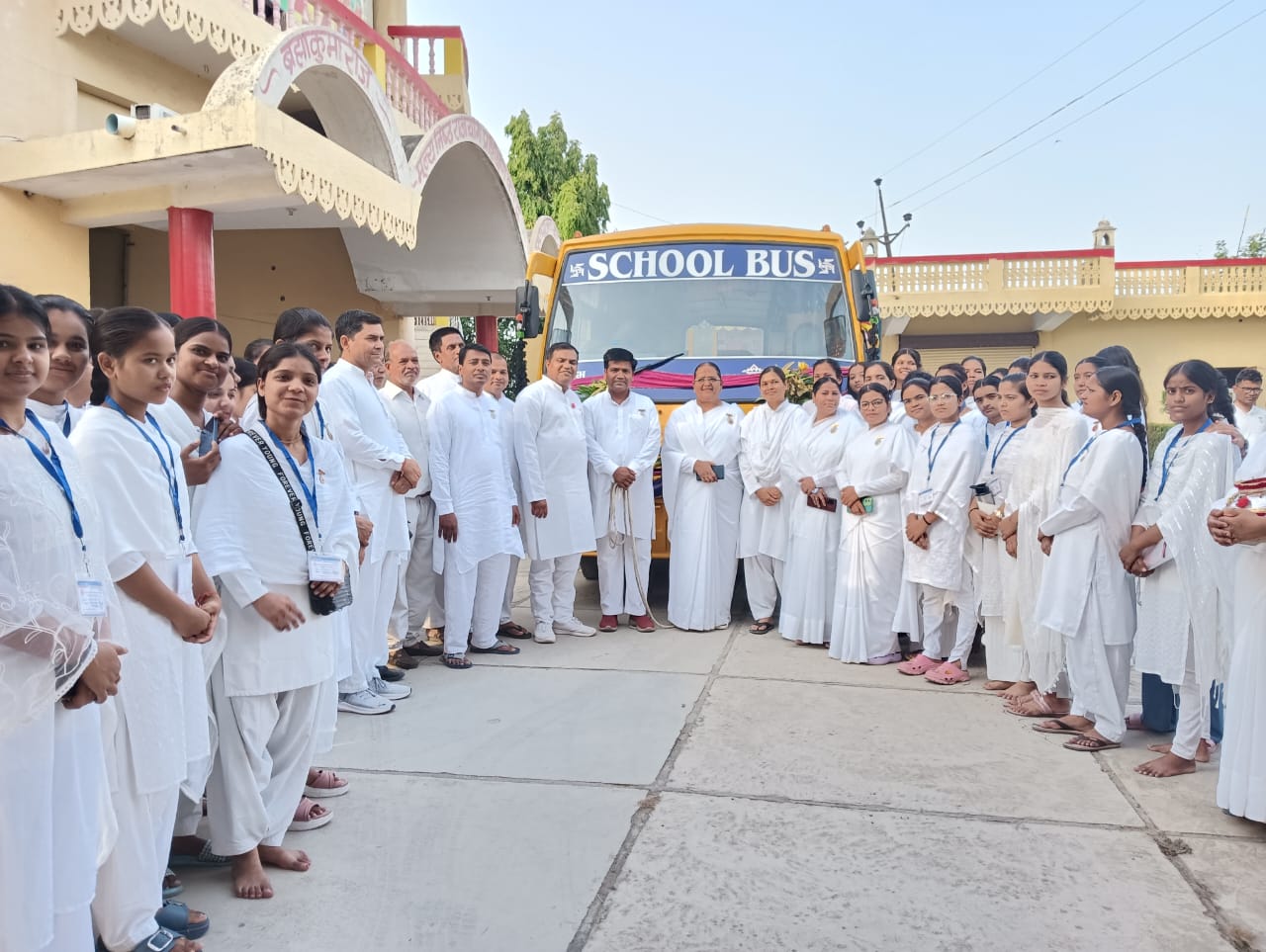 Miracle of the power of Raja Yoga: BK Ashishbhai performed a wonderful demonstration by pulling a bus with his teeth - photo 2