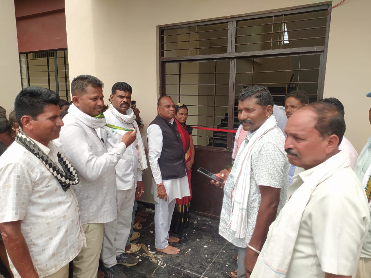 Congress MLA Veer Singh Bhuria and District Panchayat President Lalita Mukesh Munia inaugurated a new hostel building. - photo 5