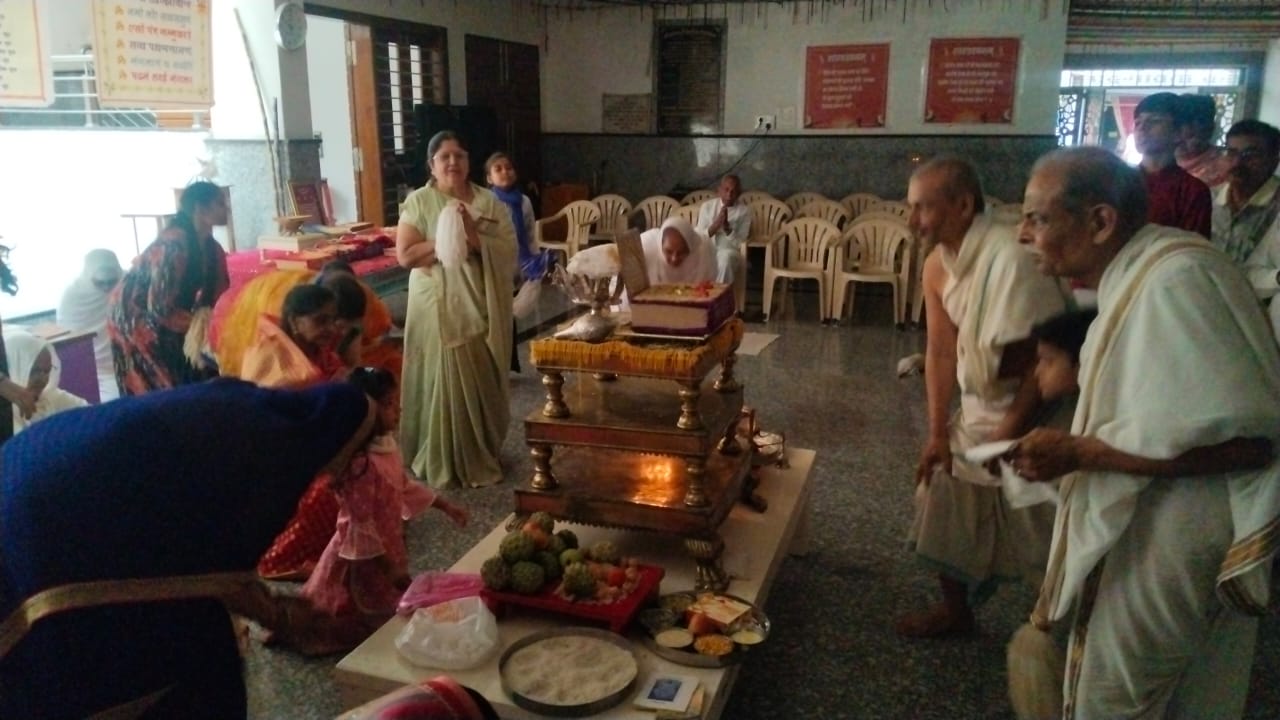 Gyan Panchami was celebrated with austerity and chanting.