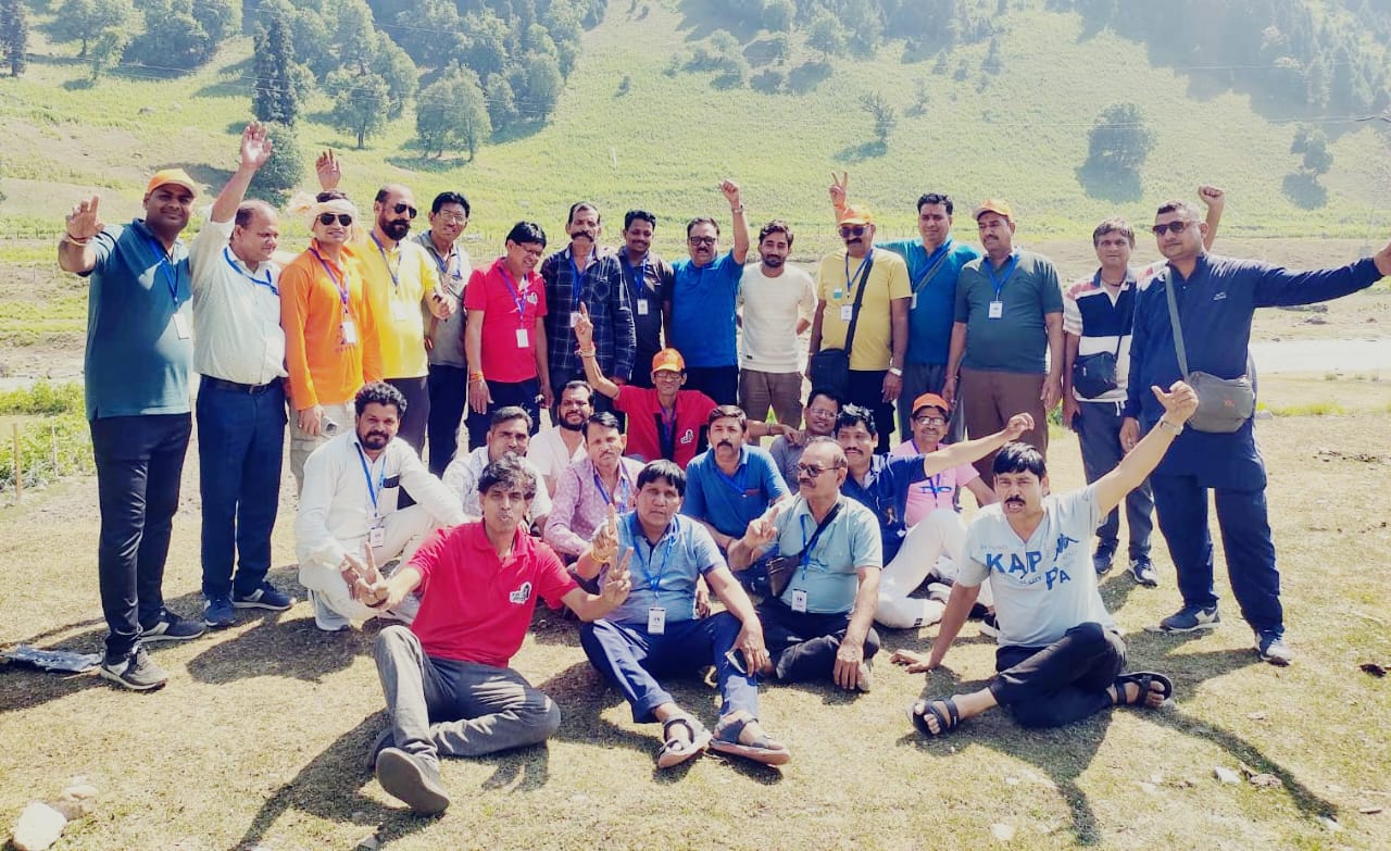 Devotees chant Bharat Mata ki Jai after visiting Mata Vaishnodevi along with Baba Amarnath. Bhola Bhandaara family shared their experiences after visiting.