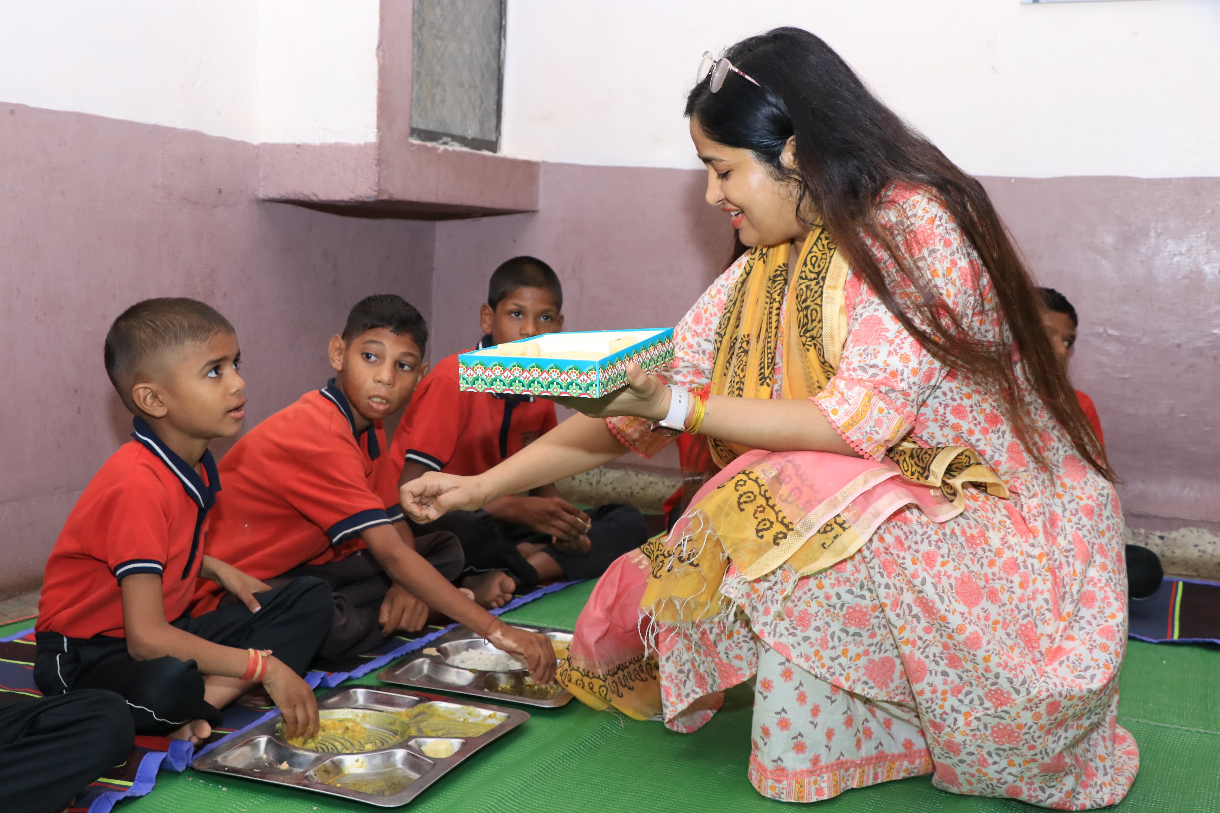 Collector presented school bags as a gift to the deaf and dumb children of Divyang Rehabilitation Center. Collector Neha Meena had lunch with the children. - photo 8