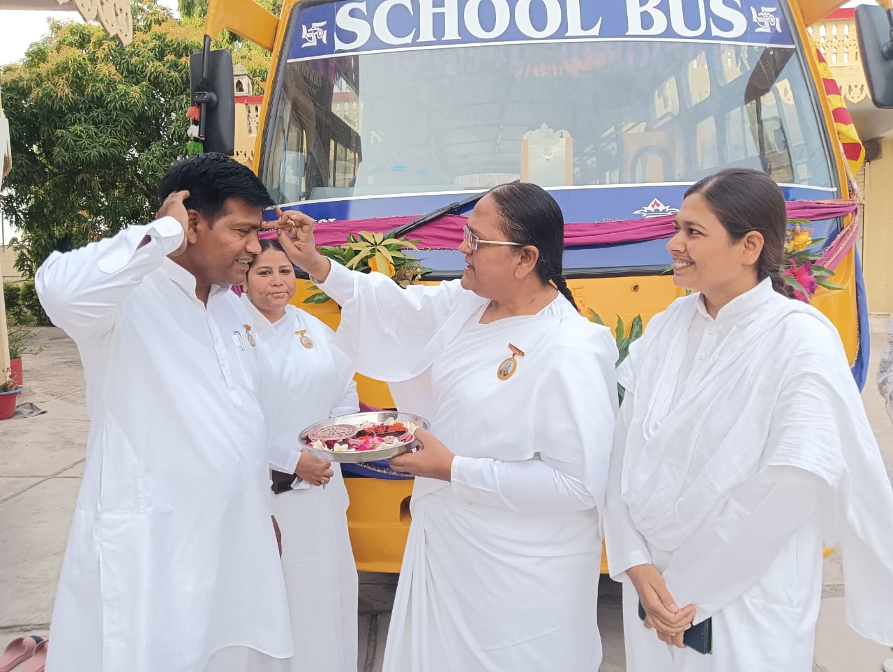 Miracle of the power of Raja Yoga: BK Ashishbhai performed a wonderful demonstration by pulling a bus with his teeth - photo 5