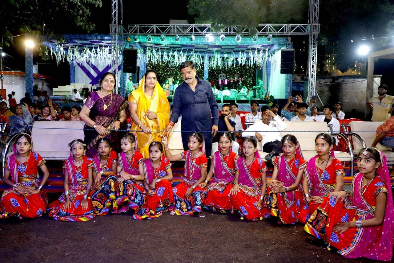 Suresh Chand Jain honored the rural girls who came to play Garba and expressed his gratitude to the city's journalists - photo 1