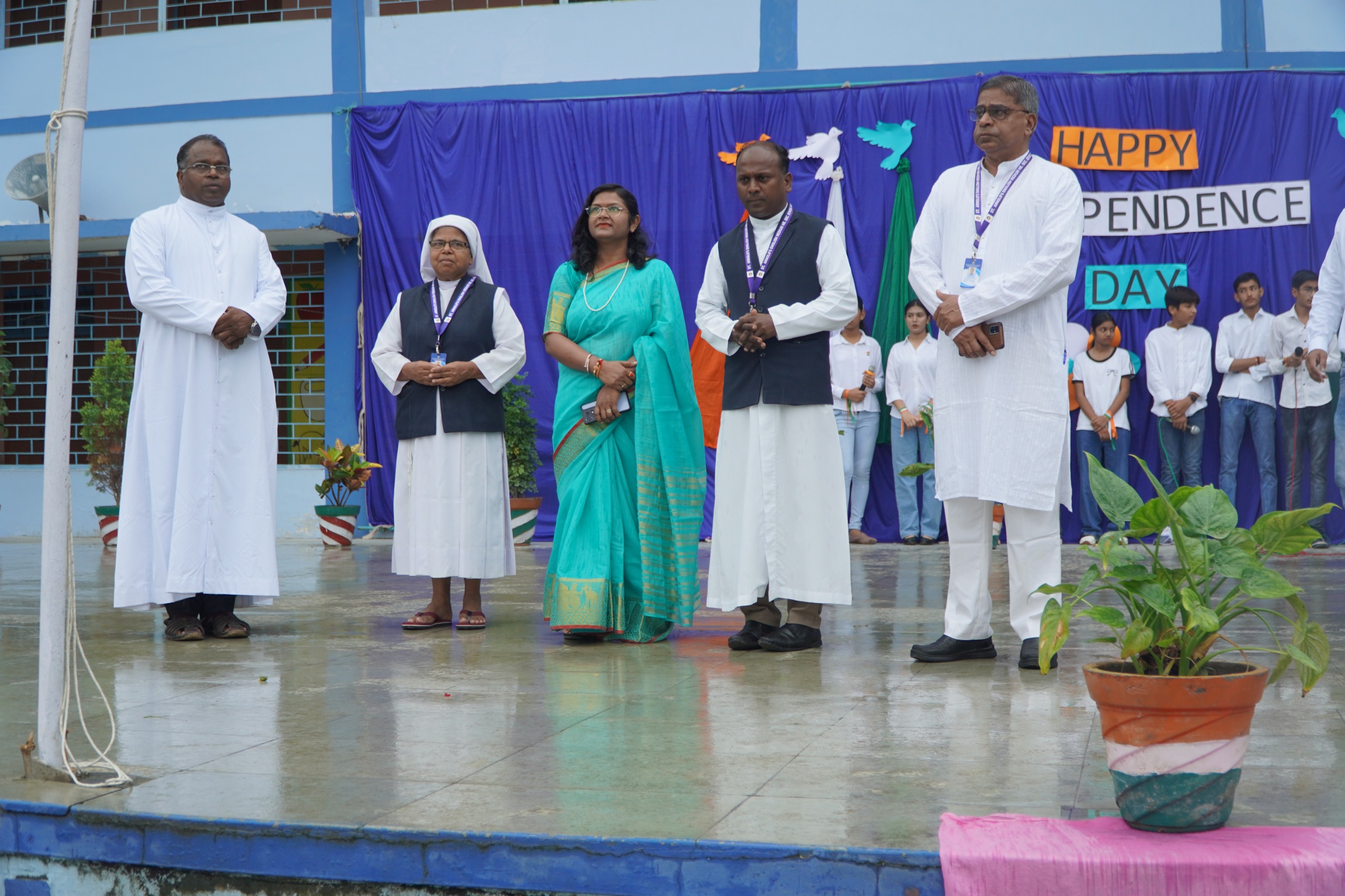 Flag hoisting was done by State Bank of India branch manager Mrs. Deepti Chandravanshi in Saint Arnold School Independence Day celebrated with joy - photo 1