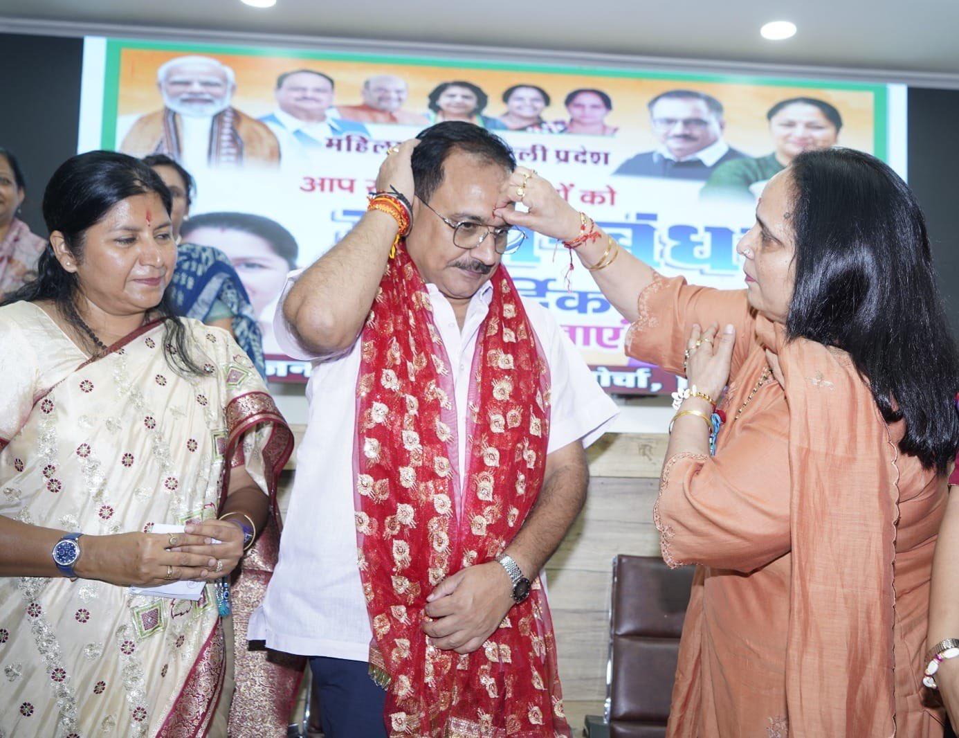 Delhi BJP Mahila Morcha celebrated the festival of Raksha Bandhan at the State Office by tying Rakhi to Delhi BJP President Virendra Sachdeva - photo 3