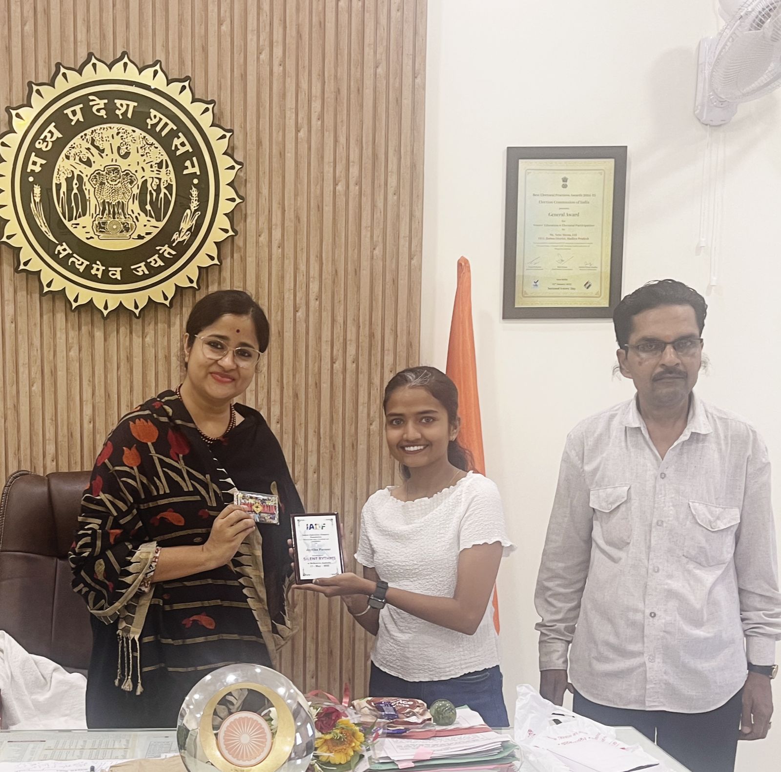 Jayatika met the collector after attending the program organized in Australia - photo 1