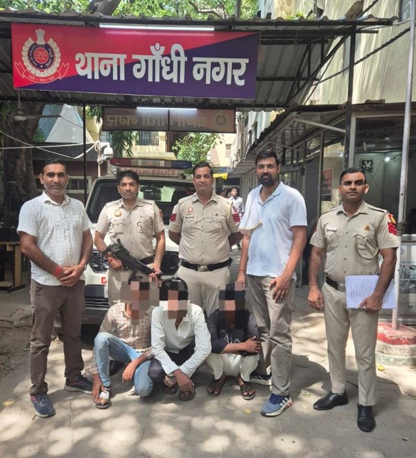 THE TEAM OF GANDHI NAGAR POLICE STATION SHAHDARA ARRESTED 3 ACCUSED PERSONS AND ONE PERSON APPREHENDED IN BURGLARY AND THEFT CASE. - photo 1