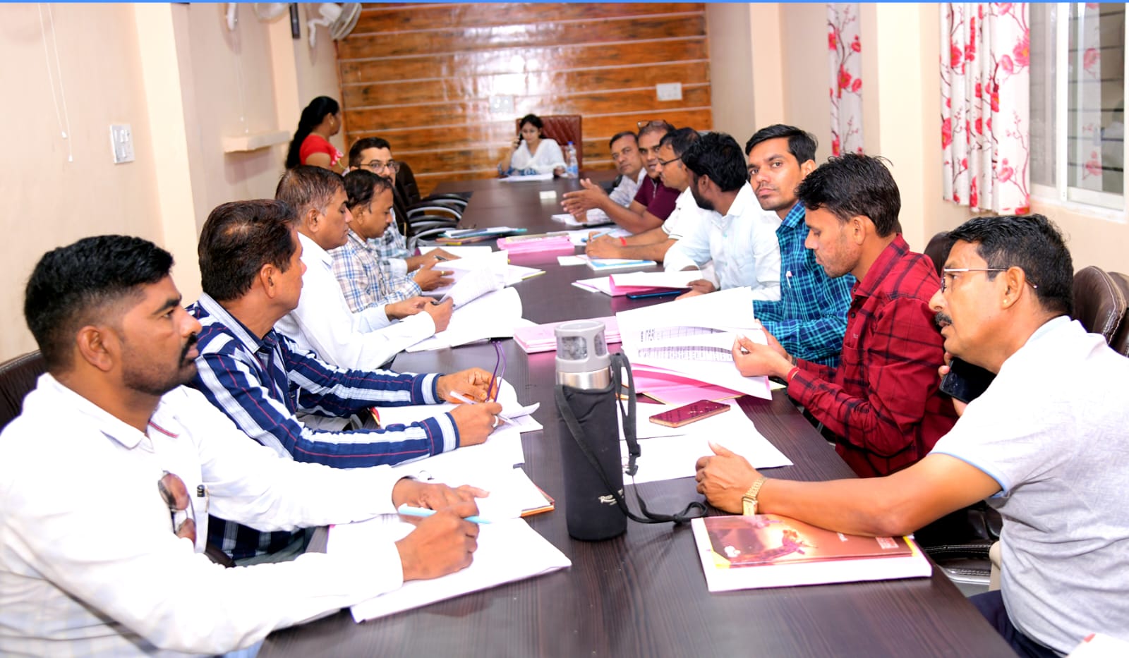 SDM Mrs. Ritika Patidar held a meeting of employees regarding the voter list with photo of the Municipal Body - photo 2