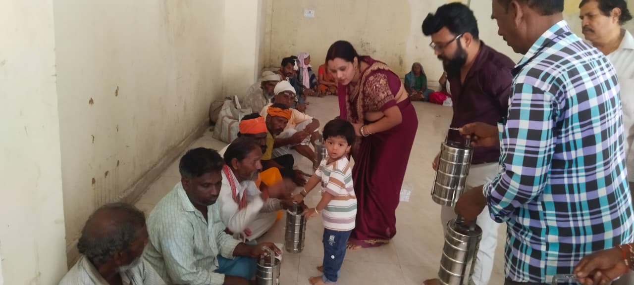 Municipal Council Officer Rahul Singh Verma provided 51 tiffins to the destitute on the occasion of the death anniversary of his late father. 