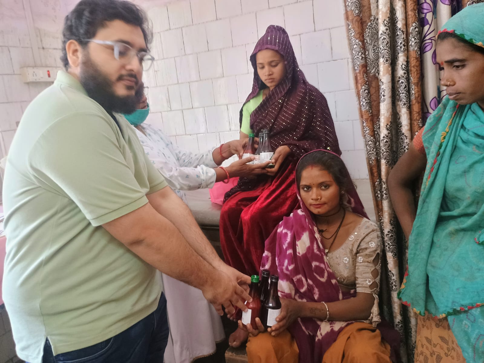 Rotary Club Apna distributed multivitamin medicines to pregnant women - photo 6