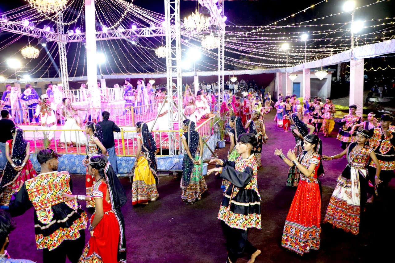 Suresh Chand Jain honored the rural girls who came to play Garba and expressed his gratitude to the city's journalists - photo 3