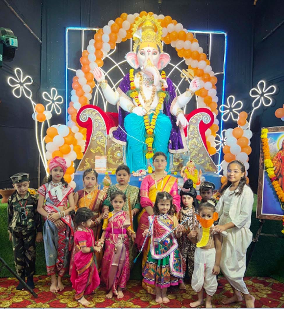 Fancy dress competition was organized at Seth Ganesh Pandal of Jhabua. Children gave attractive presentations in different costumes at Ganesh Pandal. - photo 1