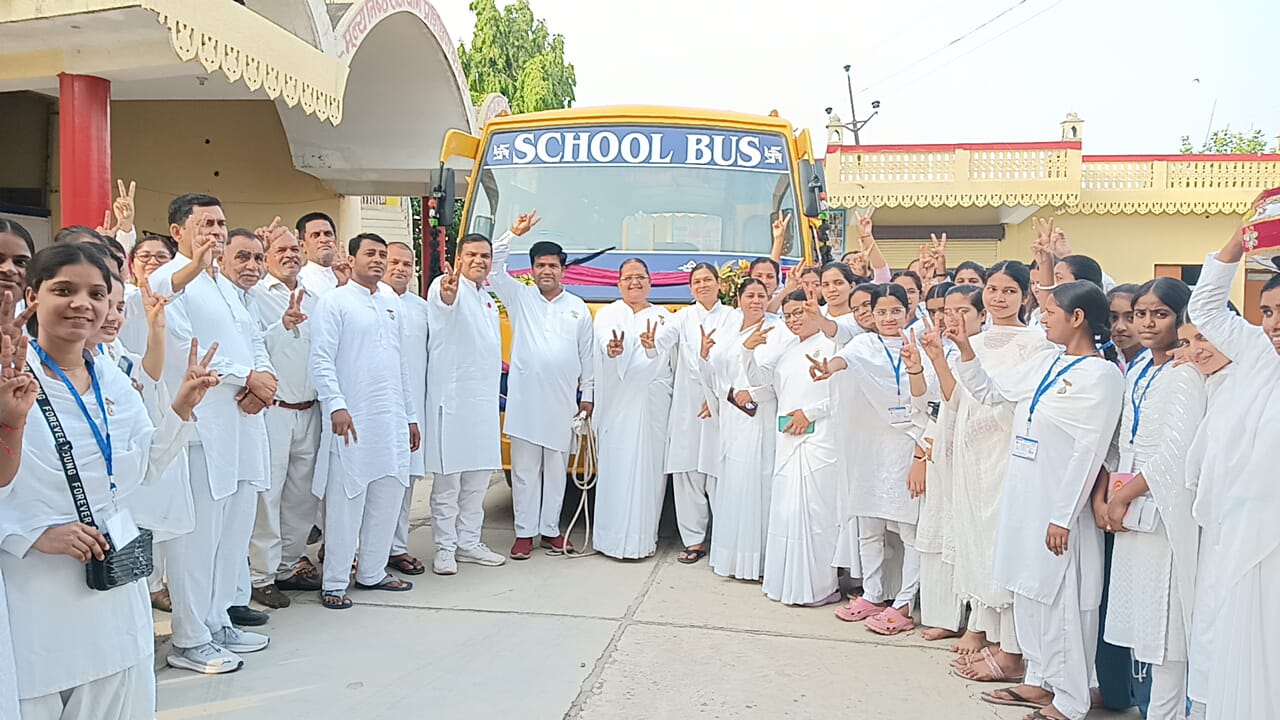 Miracle of the power of Raja Yoga: BK Ashishbhai performed a wonderful demonstration by pulling a bus with his teeth - photo 3