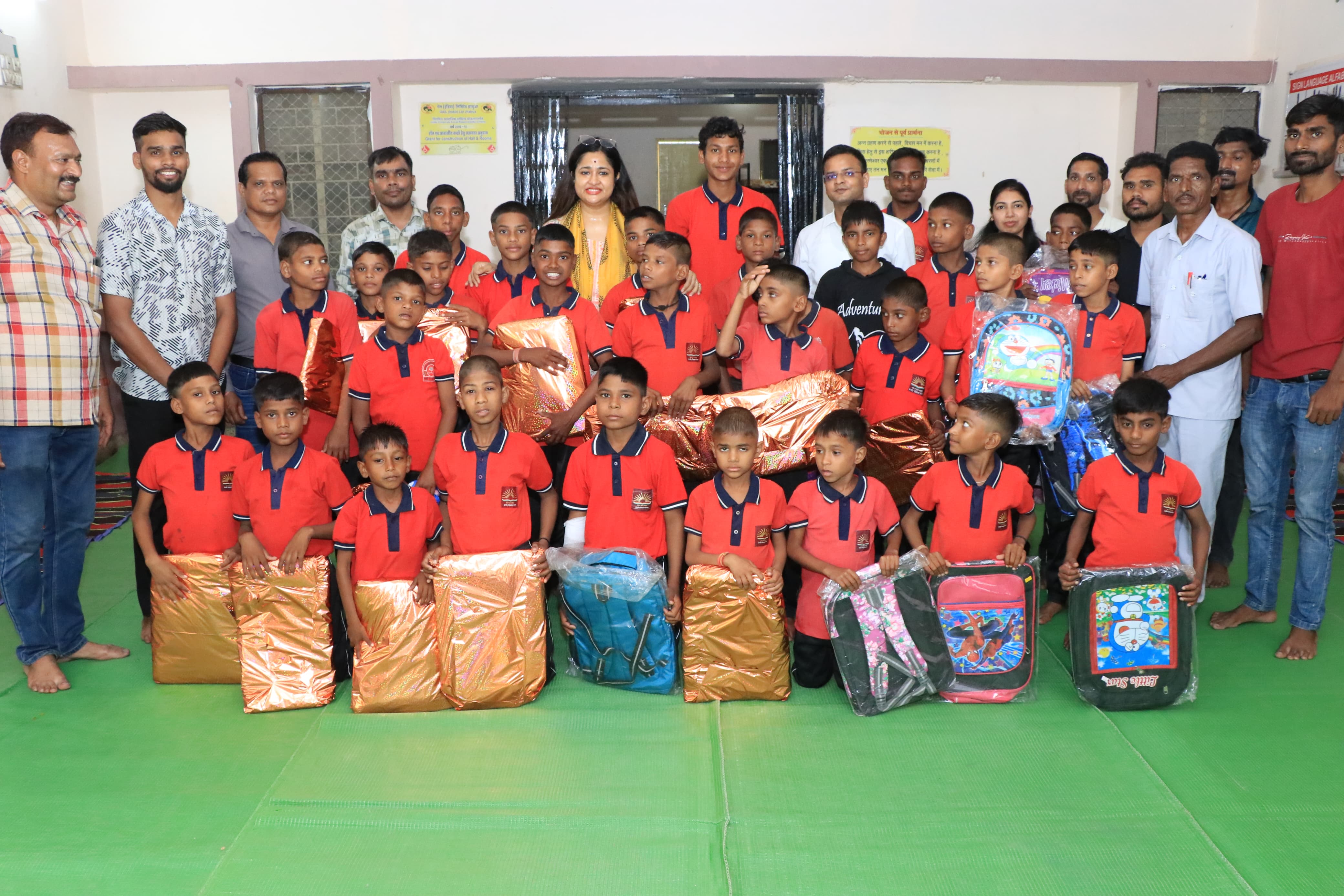 Collector presented school bags as a gift to the deaf and dumb children of Divyang Rehabilitation Center. Collector Neha Meena had lunch with the children. - photo 1