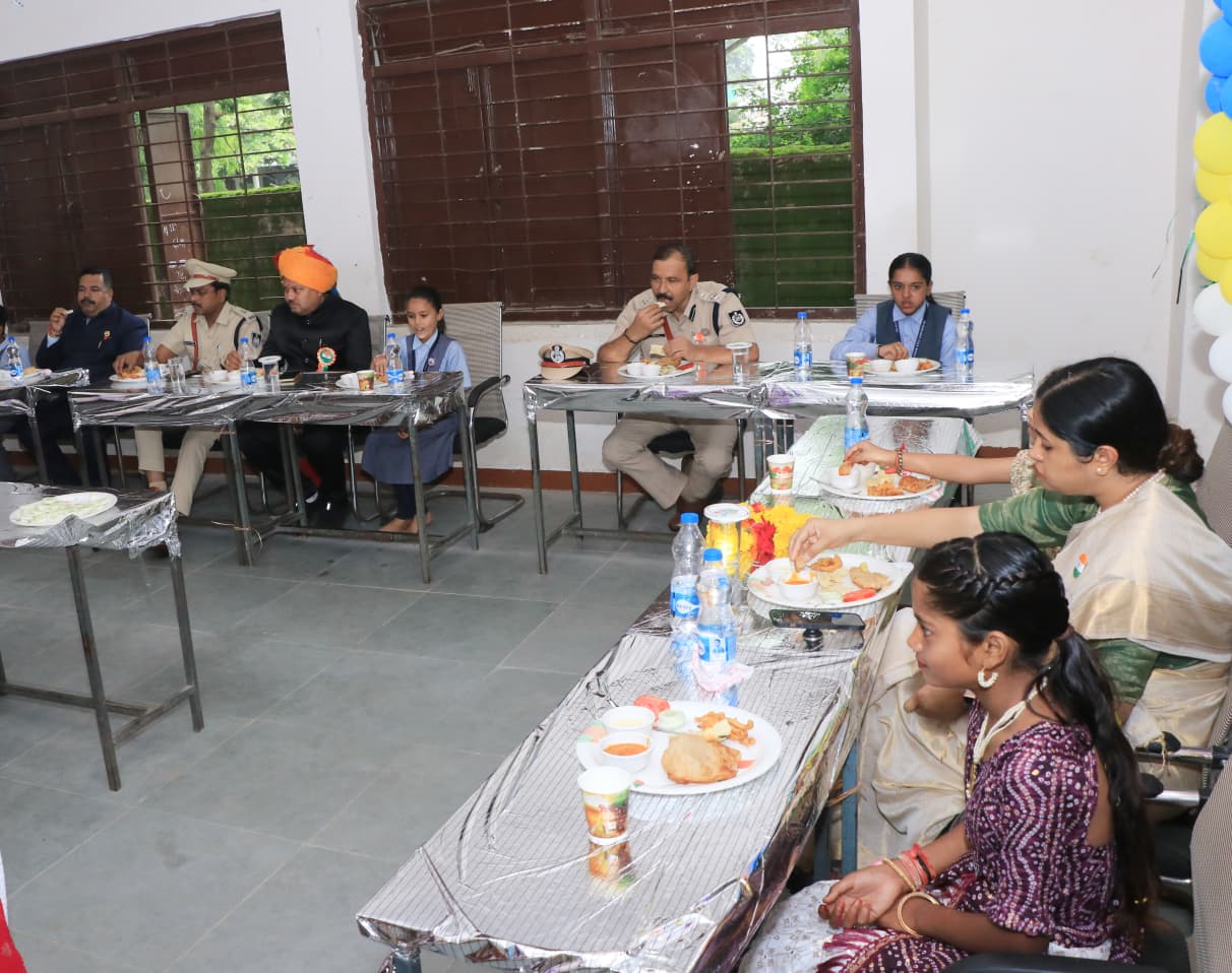 Collector celebrated Independence Day with school children Special dinner organized at Ratitalai School under Pradhan Mantri Poshan Shakti Nirman Yojana - photo 3