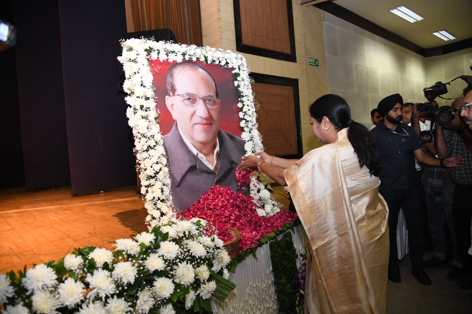 A tribute meeting was organized in the loving memory of Prof. Vijay Kumar Malhotra, under the leadership of Delhi BJP President Virendra Sachdeva, where a large number of BJP leaders and workers paid their floral tributes.