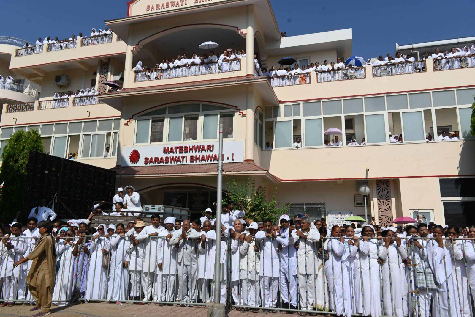Thousands of people bid farewell with tearful eyes, Dadi Ratanmohini merged into the five elements - photo 7