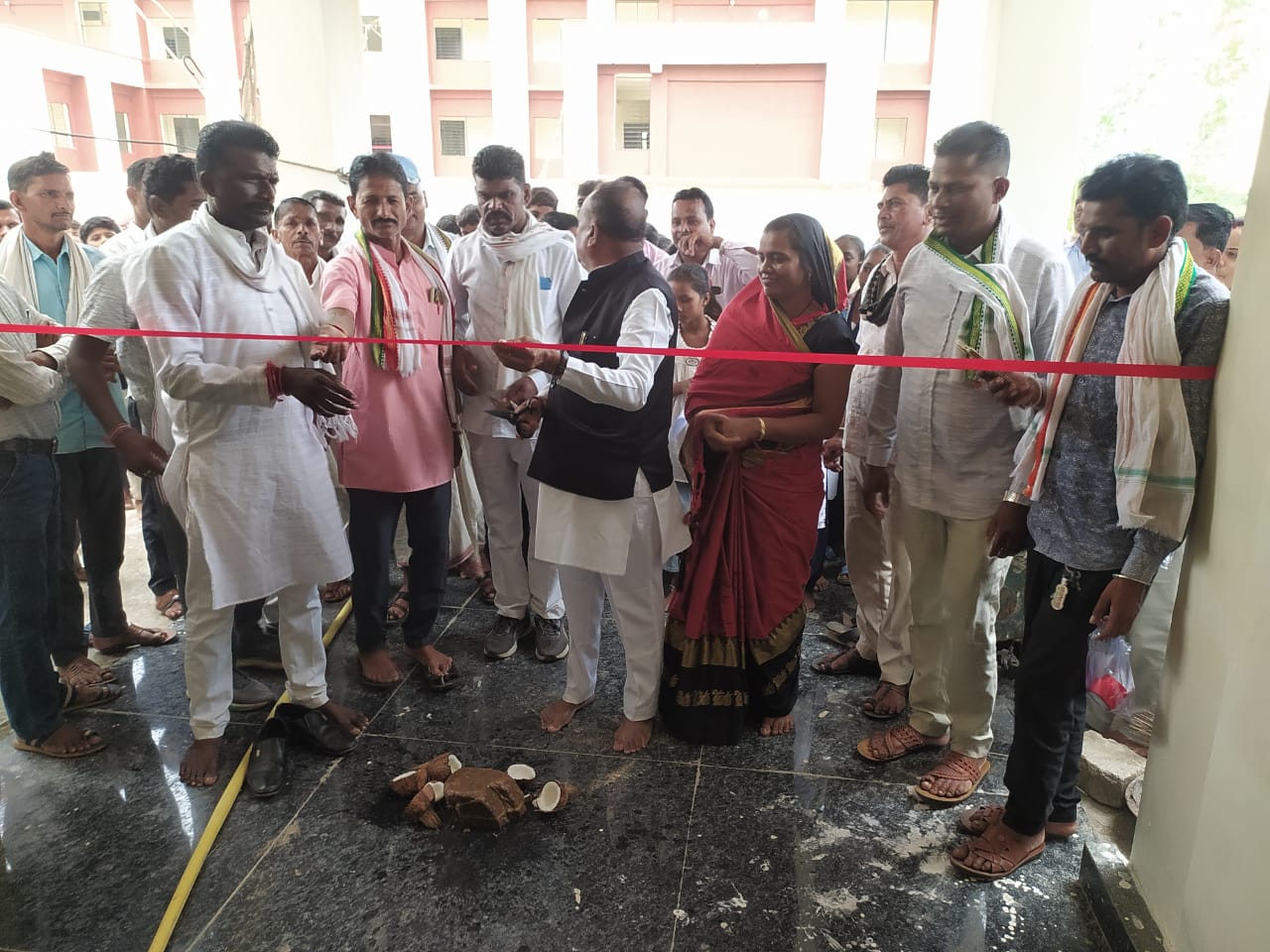 Congress MLA Veer Singh Bhuria and District Panchayat President Lalita Mukesh Munia inaugurated a new hostel building. - photo 2