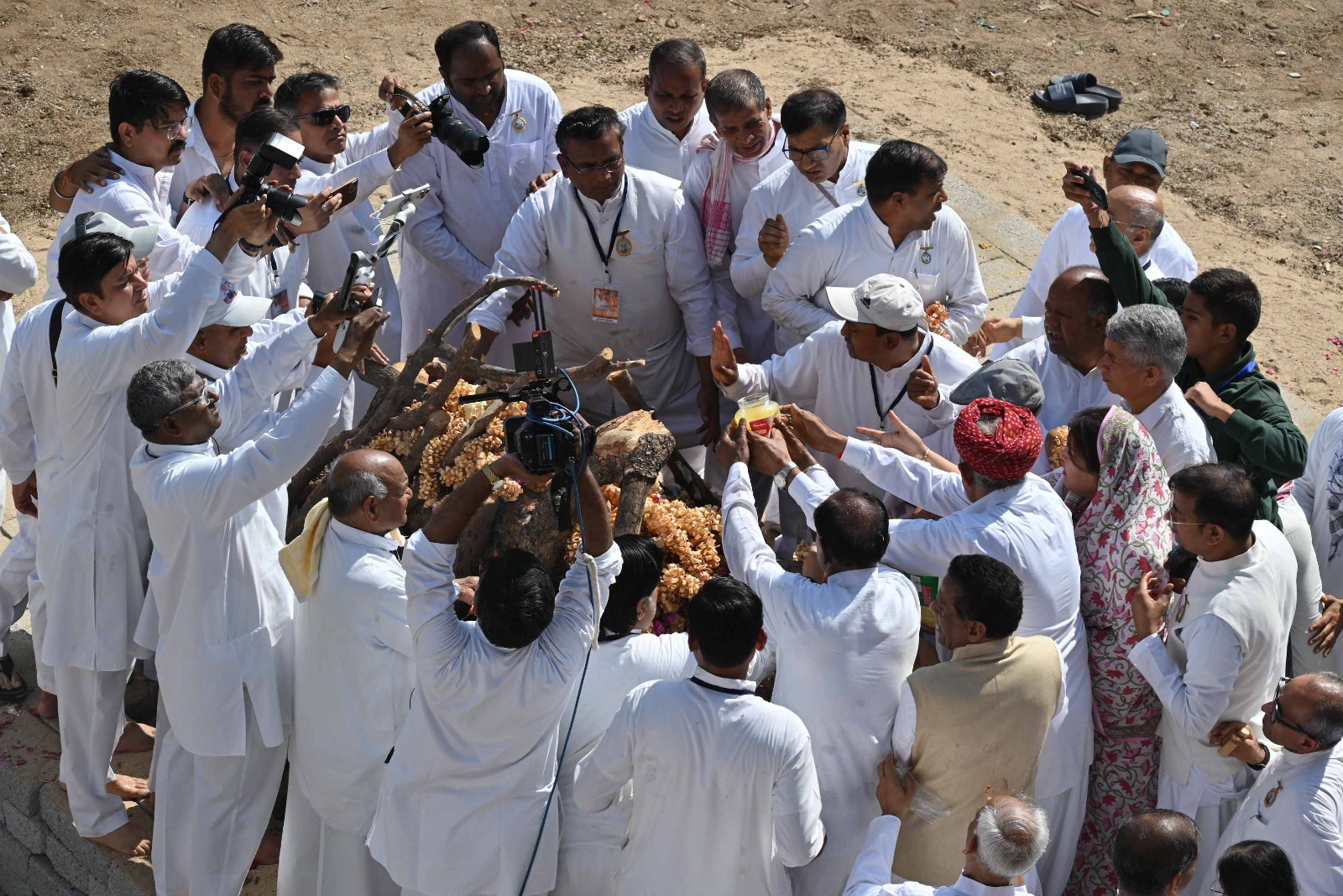Thousands of people bid farewell with tearful eyes, Dadi Ratanmohini merged into the five elements - photo 2