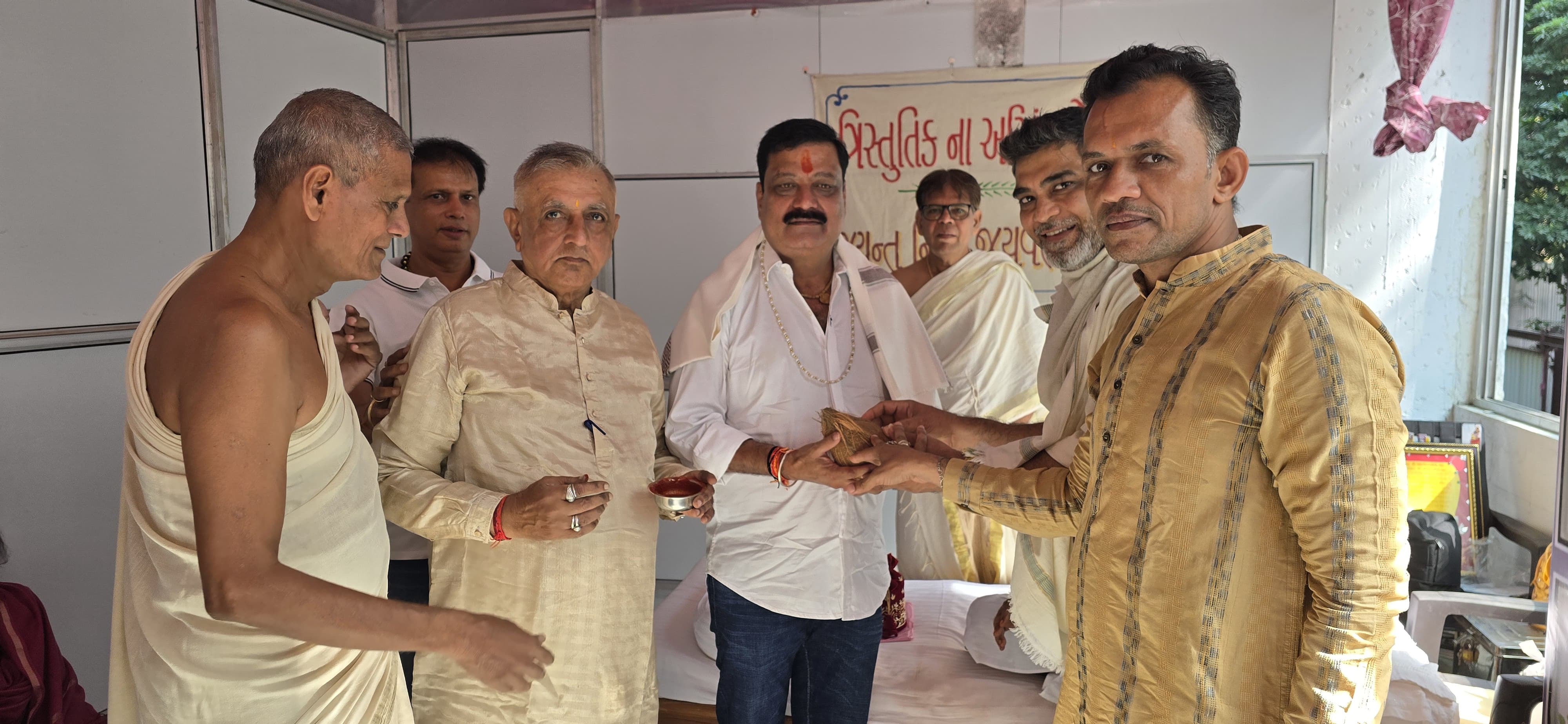 Popular social worker Brijendra Sharma took blessings from Gachchadhipati 