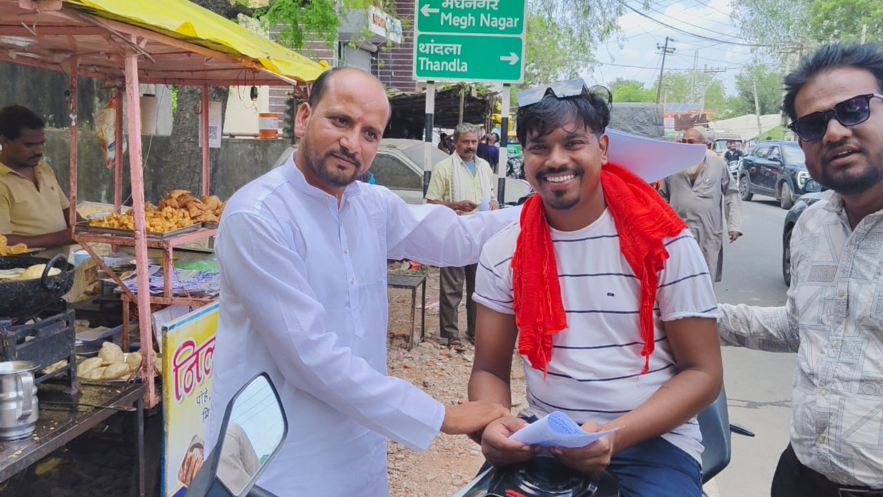 Announcements were made and pamphlets were distributed for the Jeevan Bachao Maha Andolan. - photo 3